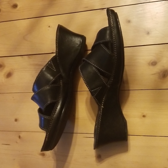 - - Leather sandals..size 8W - Picture 2 of 4